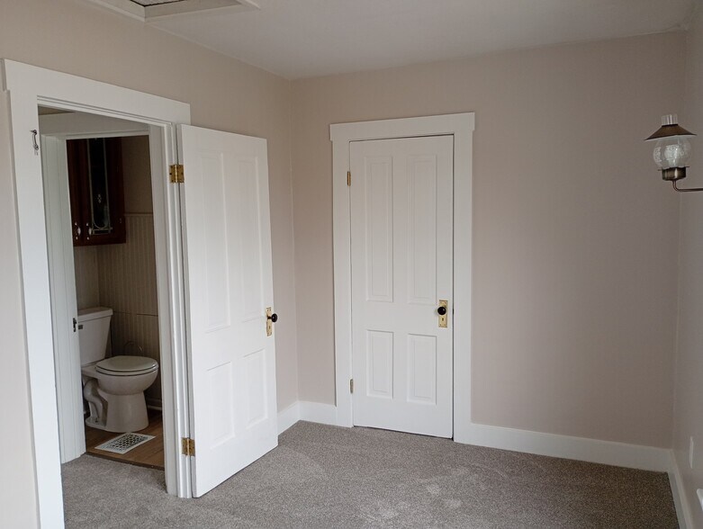 Building Photo - 501 W Main St