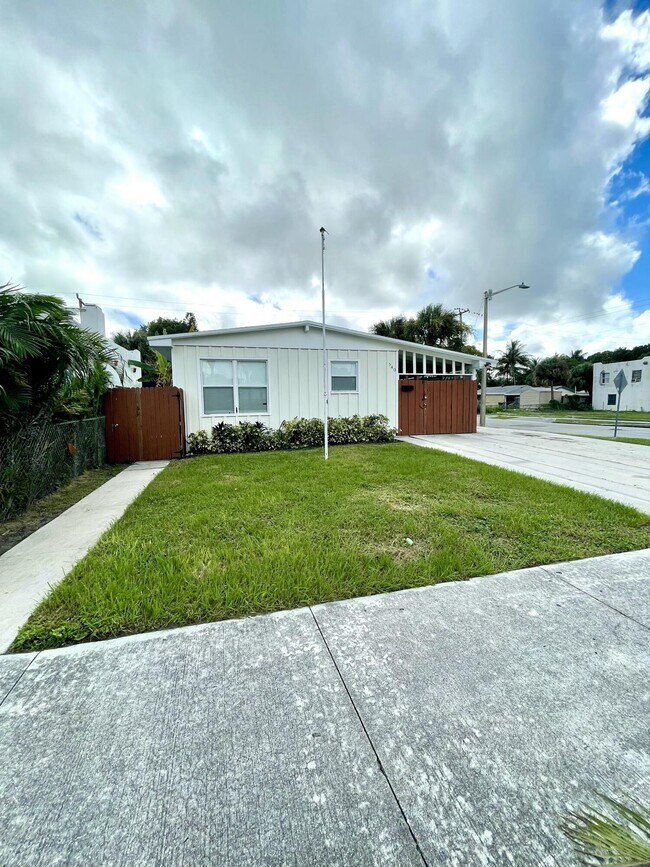 Primary Photo - 640 54th St