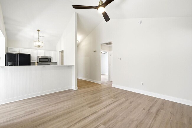 Building Photo - 215 Gardenview Ct NE