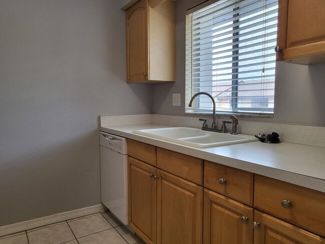 Building Photo - Fruitville & Tuttle area