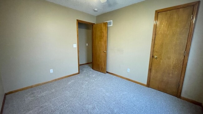 Building Photo - 3 Bedroom, 2 Bathroom with Vaulted Ceiling...