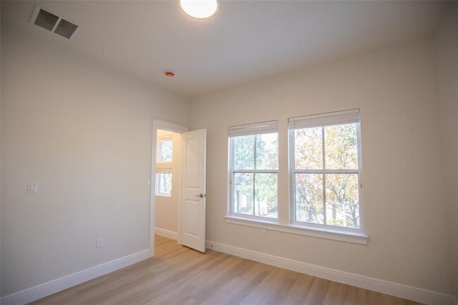 Building Photo - 1913 Littlefield St