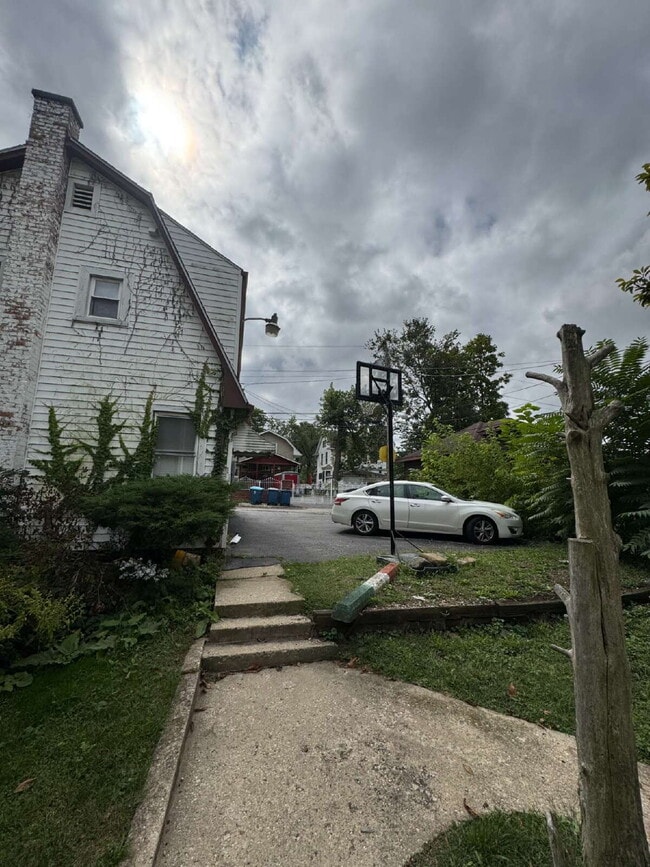 Building Photo - Spacious 2-Bedroom Apartment in Chicago Heights with Parking & Private Entrances