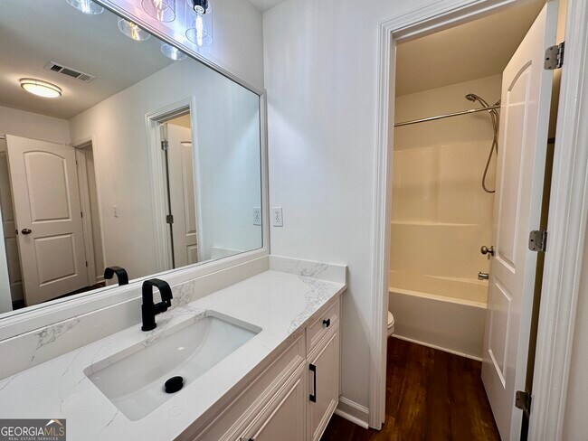 Building Photo - 728 Skyview Dr NE