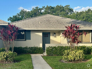 Building Photo - 402 Club Dr