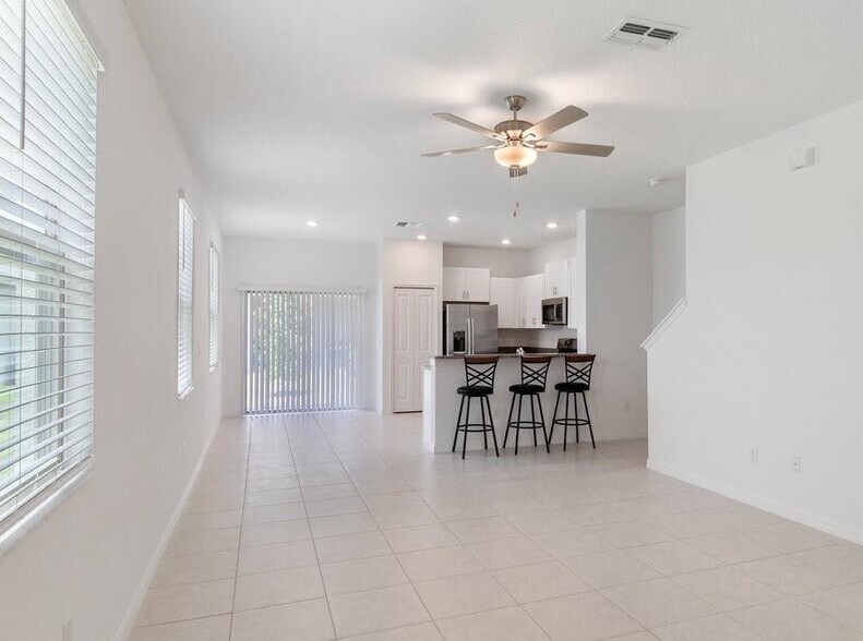 Building Photo - 8305 Crescent Oaks Dr