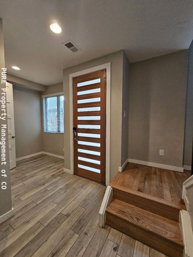 Building Photo - Beautiful 2 BR 4BA in the Highlands