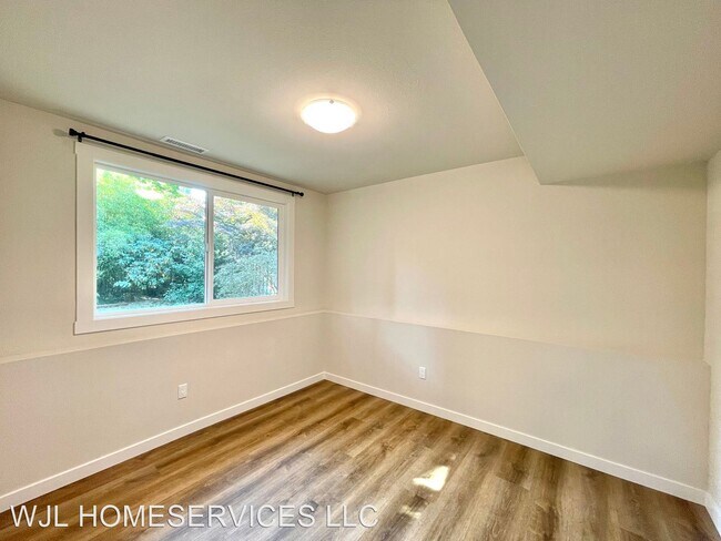 Building Photo - 4 br, 3 bath House - 12903 NE 76th St
