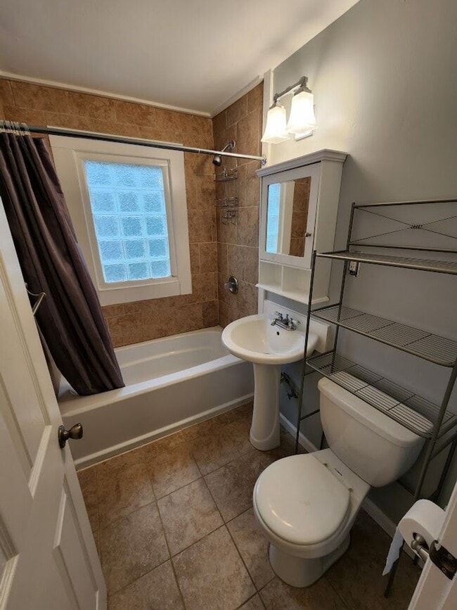 Building Photo - 2 bed 1 bath North Ferndale ranch