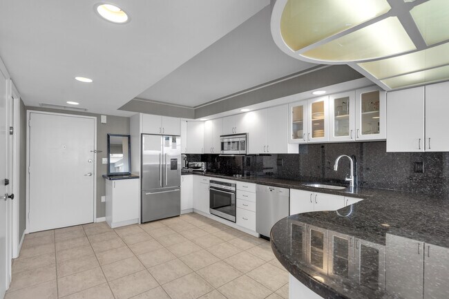 Building Photo - 1228 West Ave