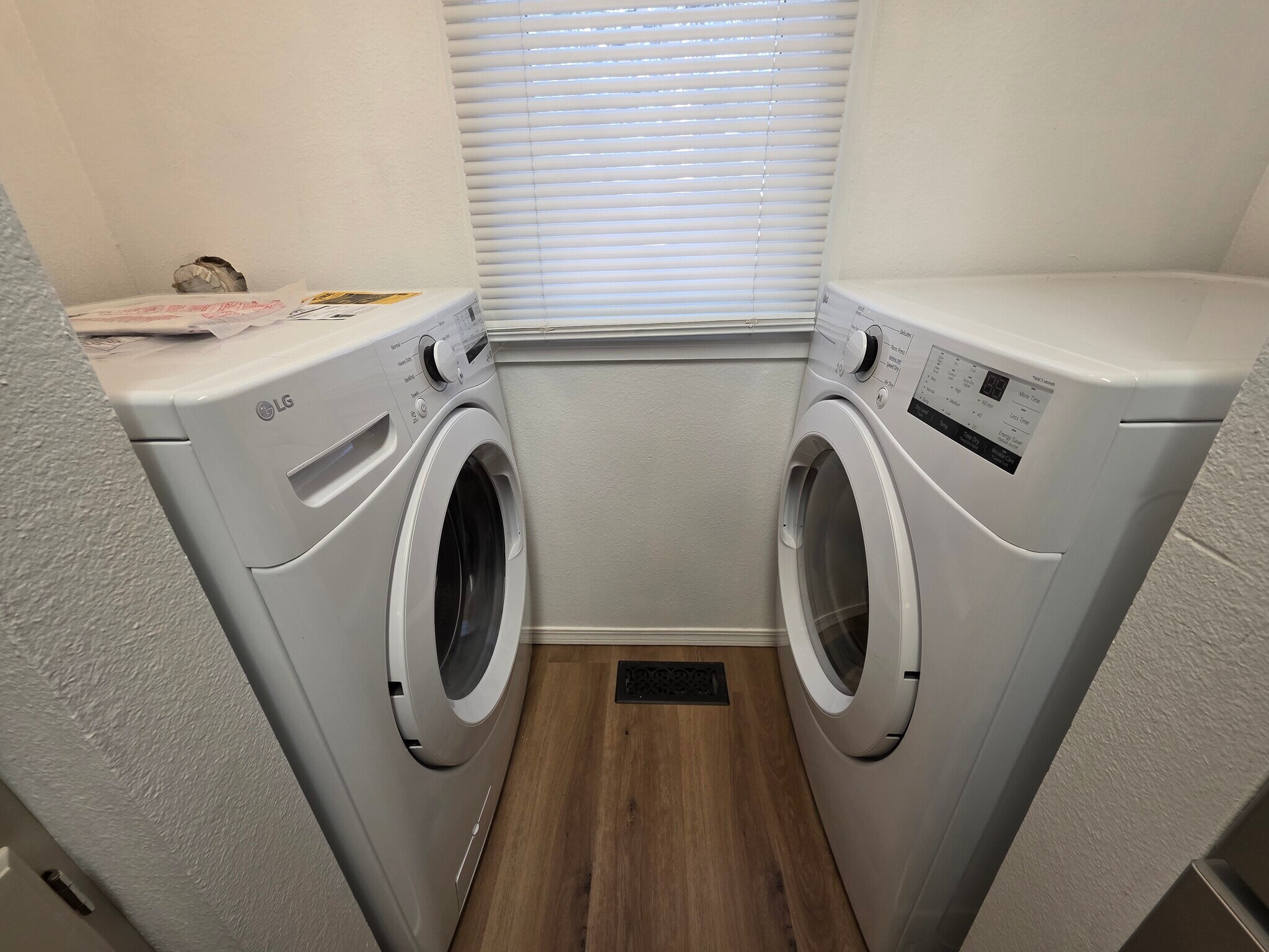 Building Photo - 3670 Queen Anne Way