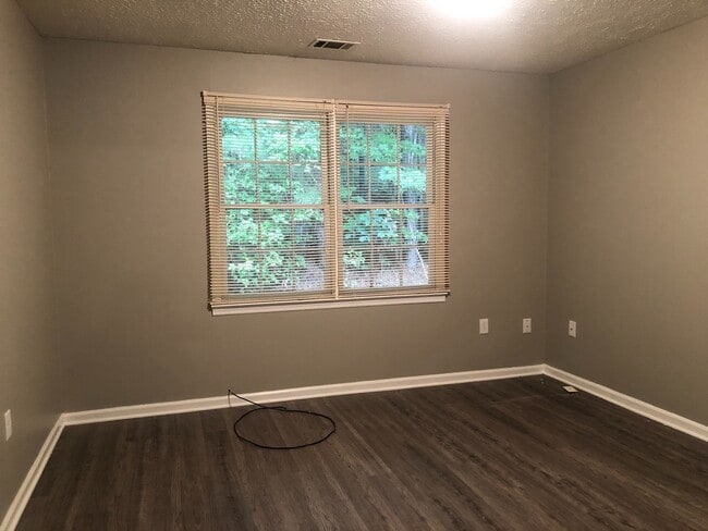 Building Photo - 515 Chateau Dr SE