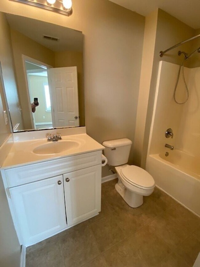 Building Photo - Charming 3 bedroom 2 bath home in Windsor park