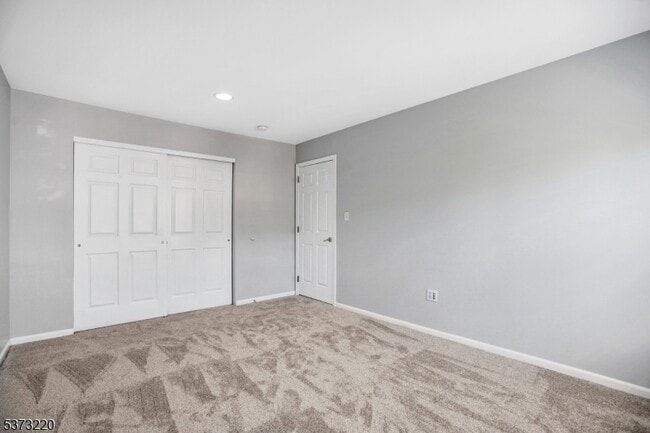 Building Photo - 168 Gladstone Dr