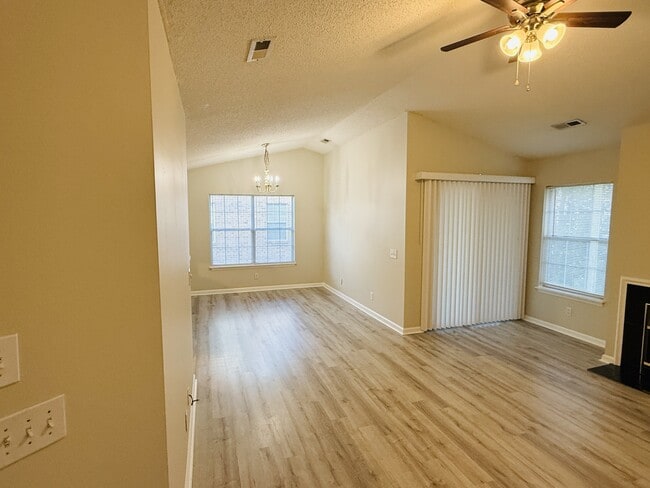 Building Photo - 2932 Mulberry Ln