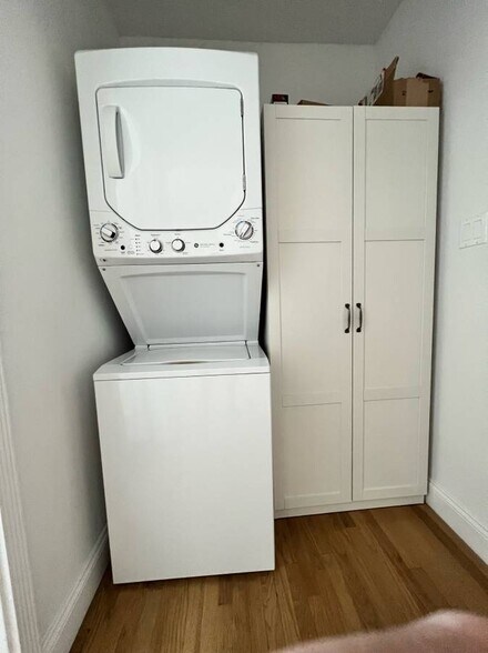 Washer dryer - 1644 Wellesley Ave