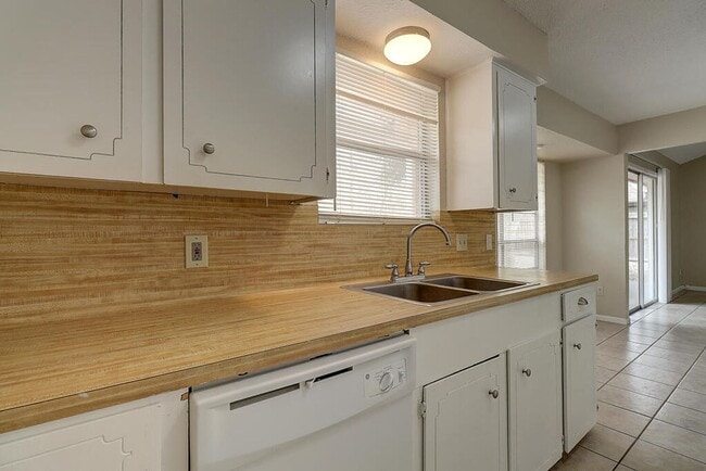 Building Photo - 5225 Bonham St