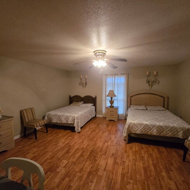 Building Photo - 2/1.5 Townhouse with Water, Trash, Sewer, ...