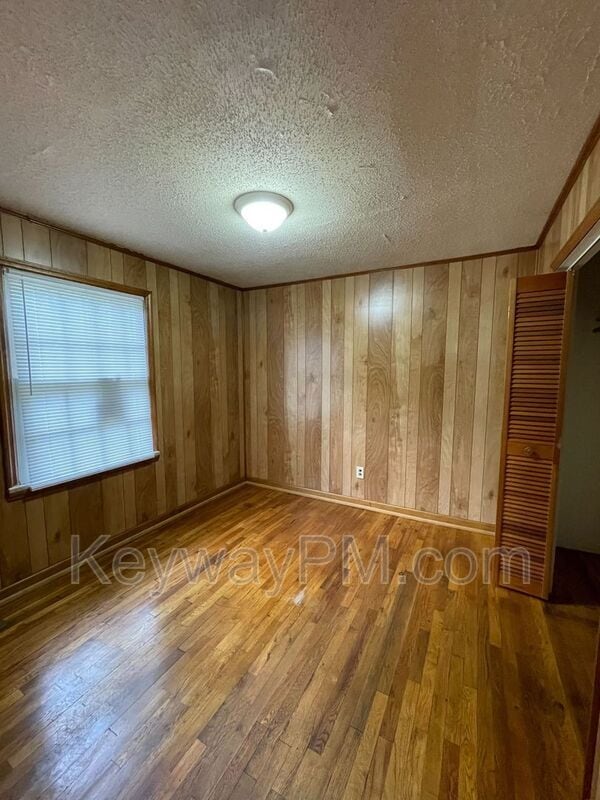 Building Photo - 3137 Lake Forest Dr