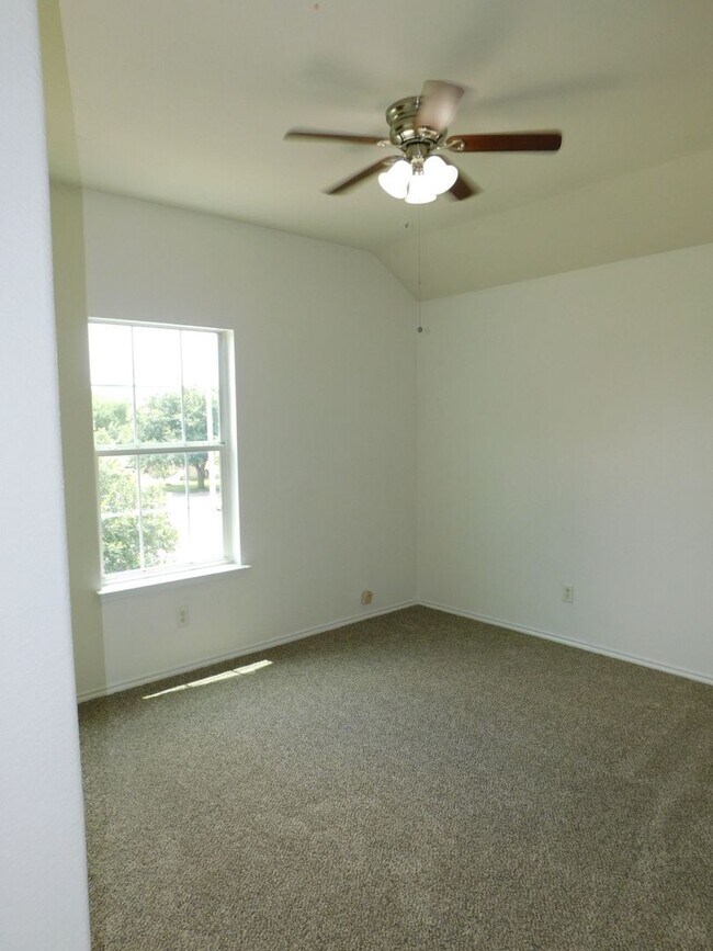 Building Photo - Large 4 bed house with master downstairs a...