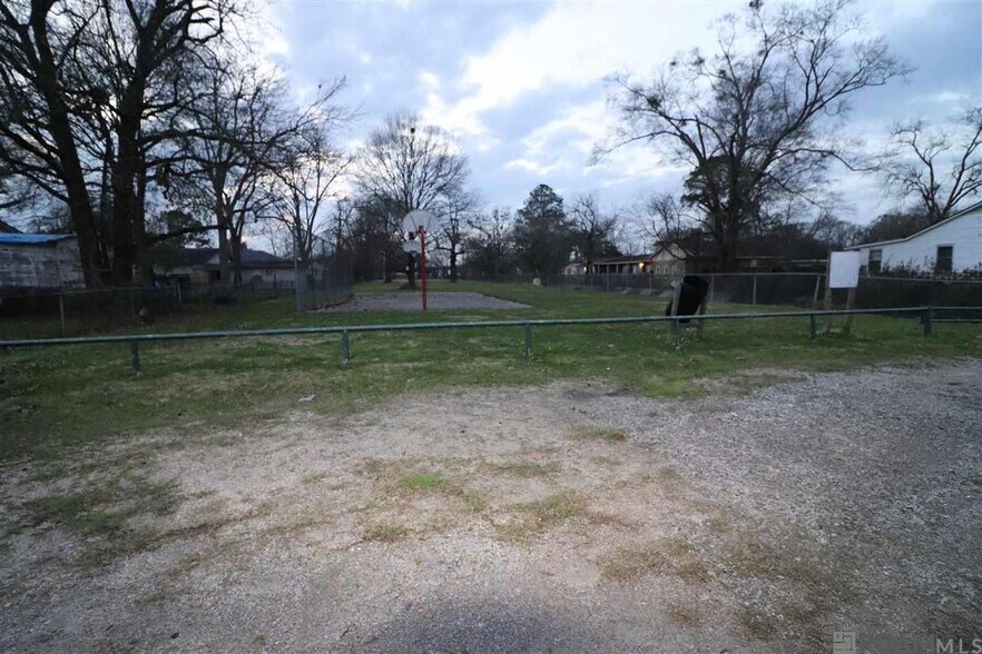 Building Photo - 2654 Sheldon Dr