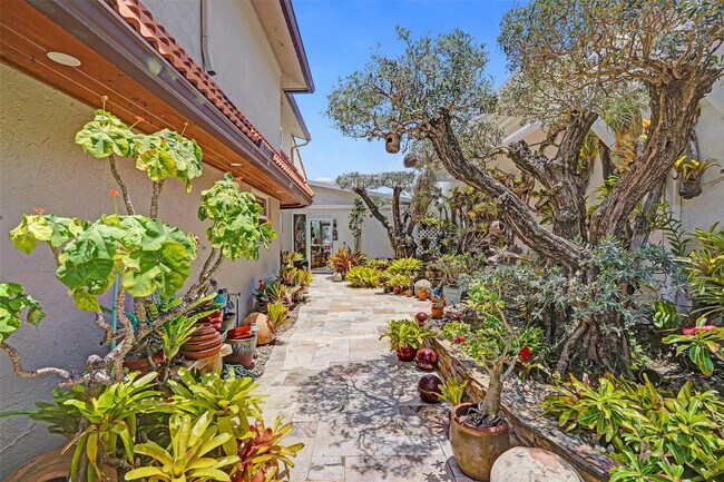 Building Photo - 683 Pelican Way