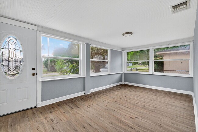 Building Photo - Location, Location, location! Large 3 Bedroom, 2 Bathroom Home for rent. This home has recently b...