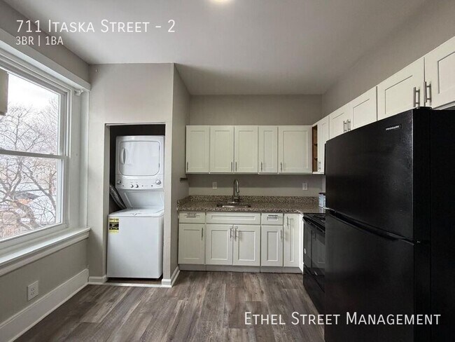 Building Photo - 711 Itaska St