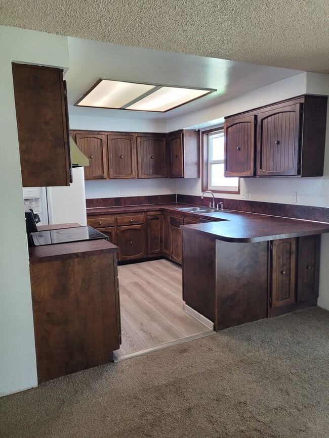 Building Photo - 3 bedrooms 2 bath