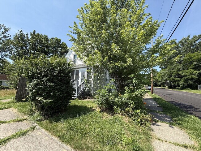 Building Photo - 42 Paris Ave