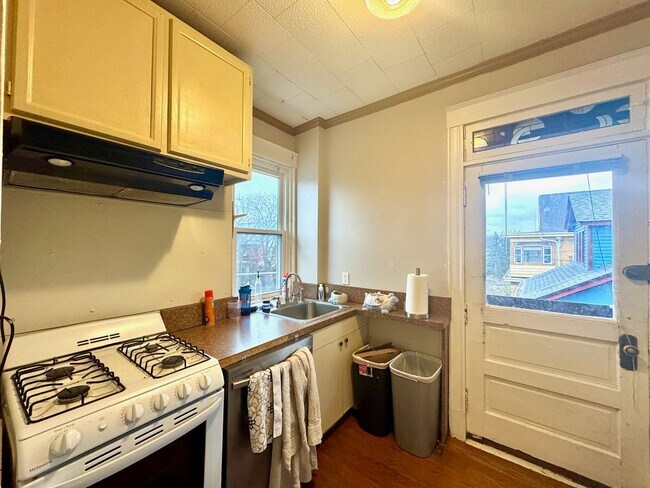 Building Photo - 2430 Fairview Ave