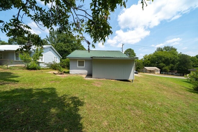 Building Photo - 510 W Lake Dr