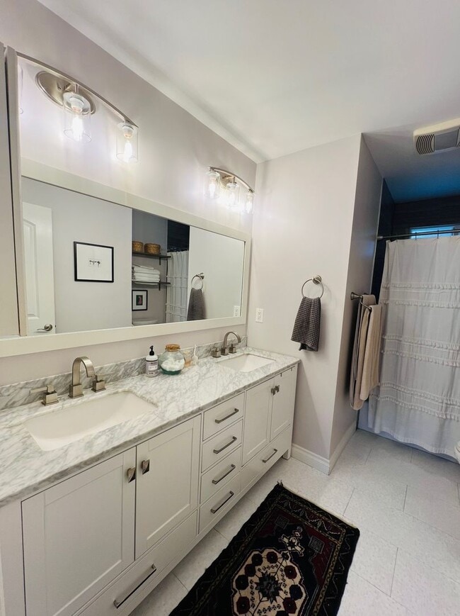 Building Photo - Charming Spanish 3 Bedroom Available!