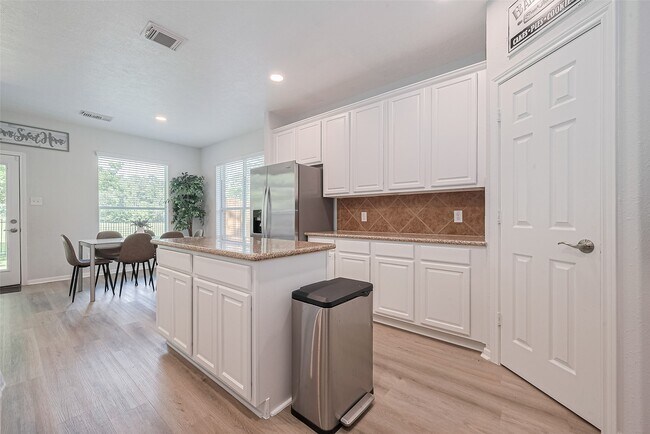 Building Photo - 14 Sprite Woods Pl