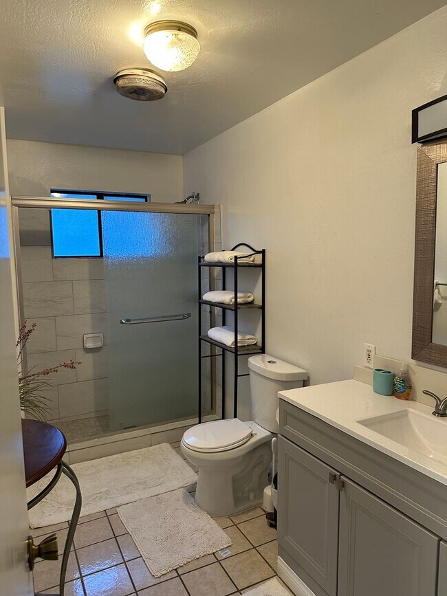 Building Photo - 2 bedroom 2bath with garage.