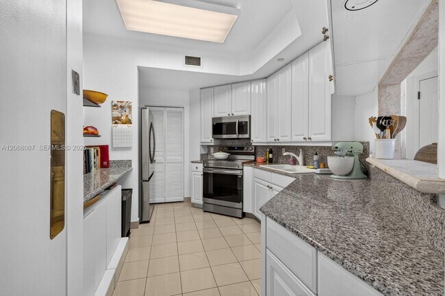 Building Photo - 888 Brickell Key Dr