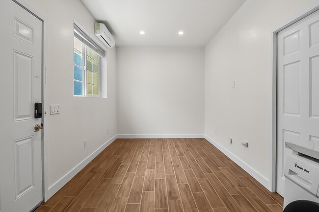 Building Photo - 720 1/2 Queenstown Court - 3