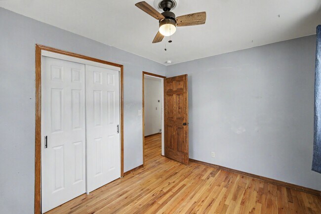Building Photo - 305 Mesa Dr