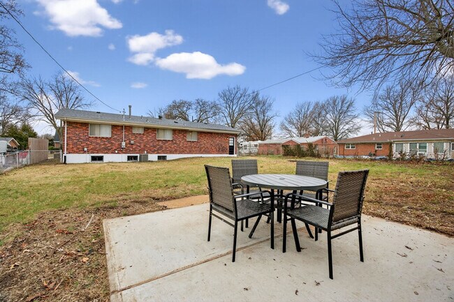 Building Photo - 1545 Reale Ave