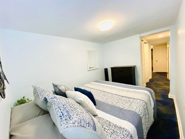 Building Photo - 1305 Stratford Ave