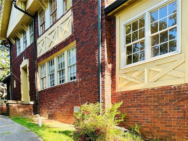 Building Photo - 46 Delmont Dr NE