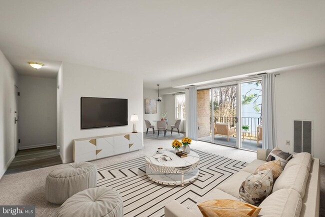 Building Photo - 3945 Lyndhurst Dr