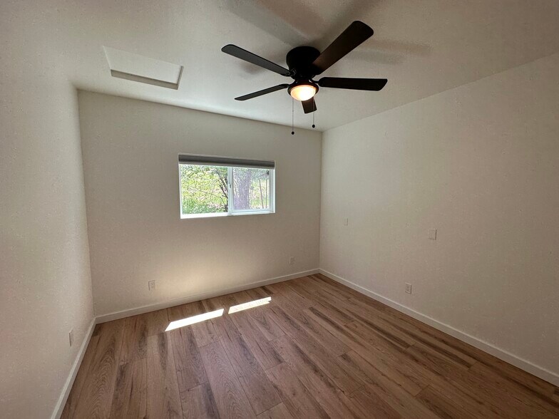 Building Photo - 12426 N Bloomfield Rd