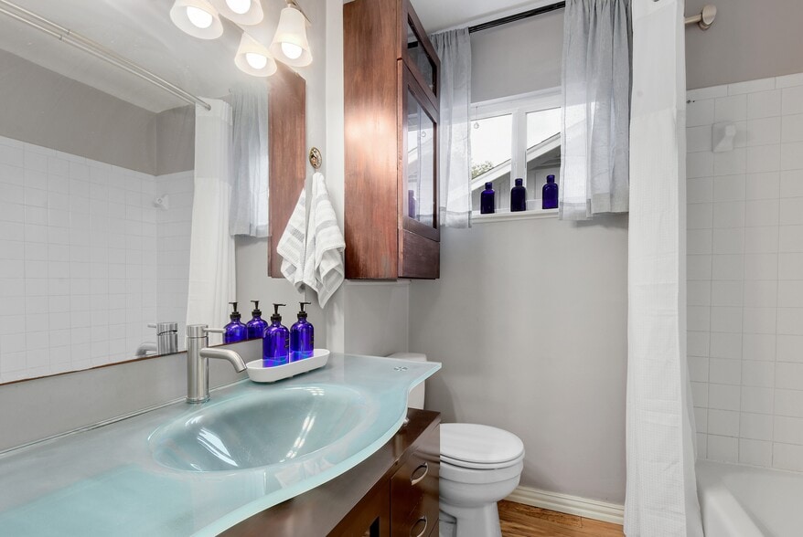 Bathroom with tub/shower - 501 Wolverton Dr