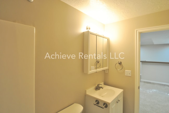 Building Photo - 637 E 950 S