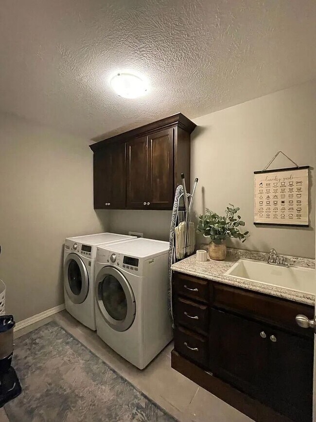Building Photo - SPACIOUS OZARK HOME AVAILABLE AT A GREAT P...