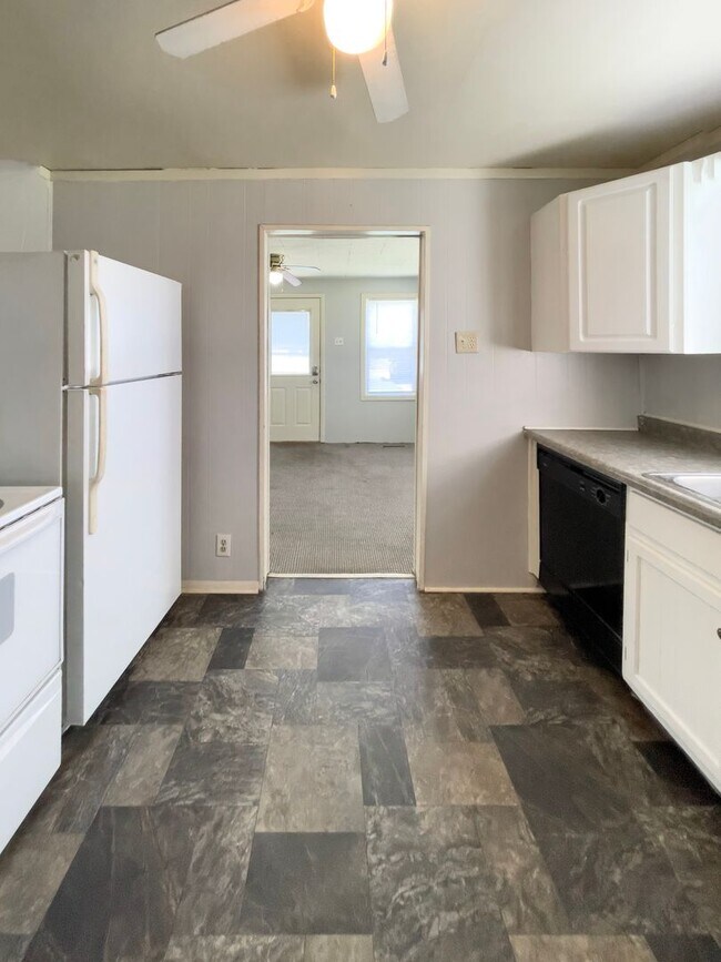 Building Photo - PRELEASING for AUGUST! Close to Campus