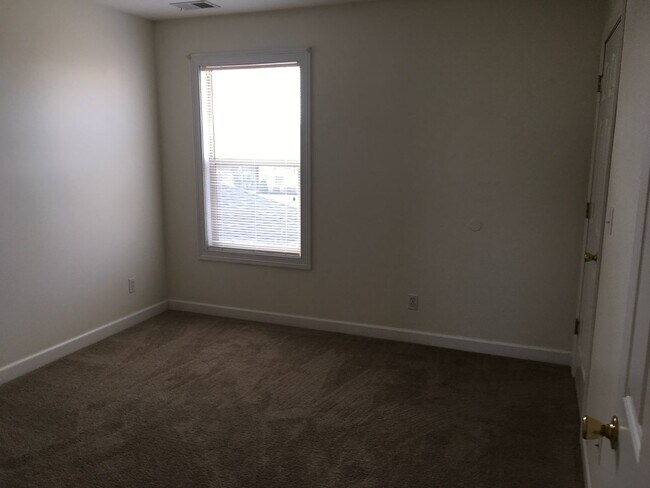 Building Photo - 2295 Shamrock Ln