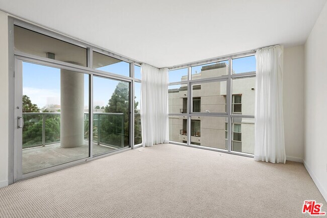 Building Photo - 13700 Marina Pointe Dr