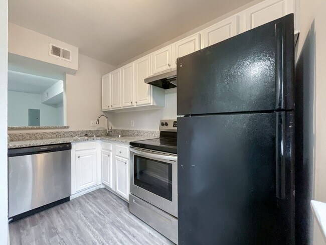 Building Photo - COMING SOON! Charming 2-Bed, 1.5-Bath Retr...